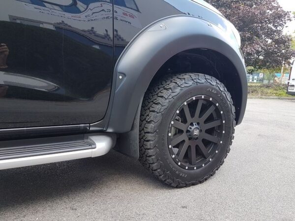 Kotflügelverbreiterung schwarz grau matt Nissan Navara NP300 EURO5