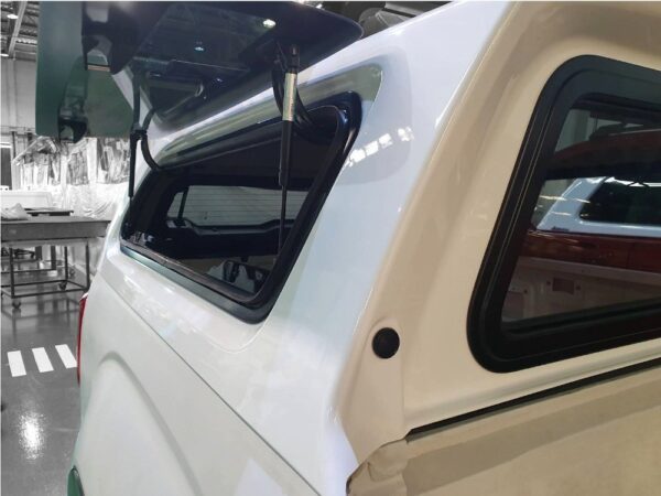 Aeroklas Stylish Hardtop - mit Aufklappfenster rechts und Ausstellfenster links - Amarok D/C 2023-